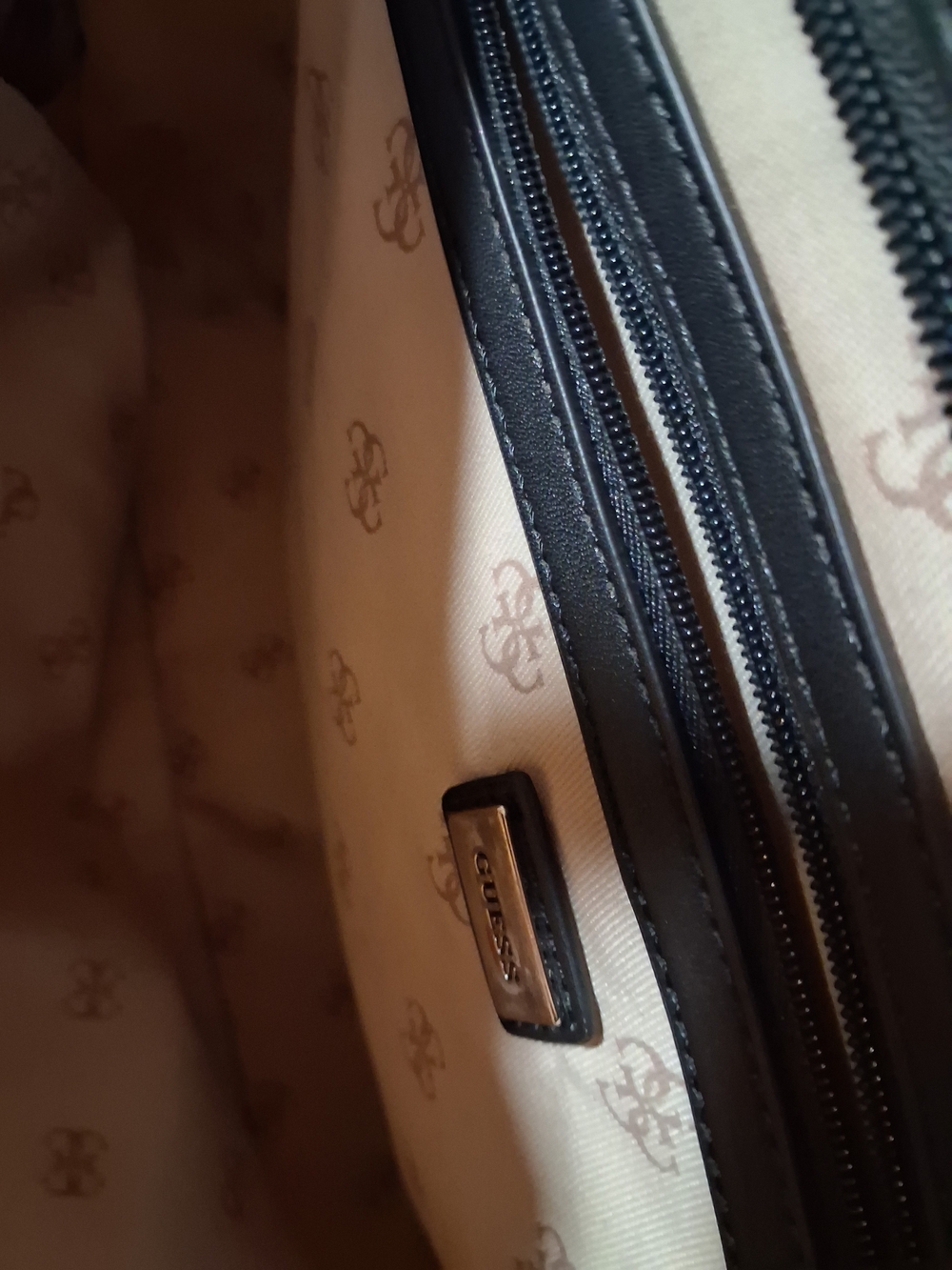 GUESS Los Angeles Black Tote Bag - Sleek Everyday Shoulder Bag - Picture 5 of 5